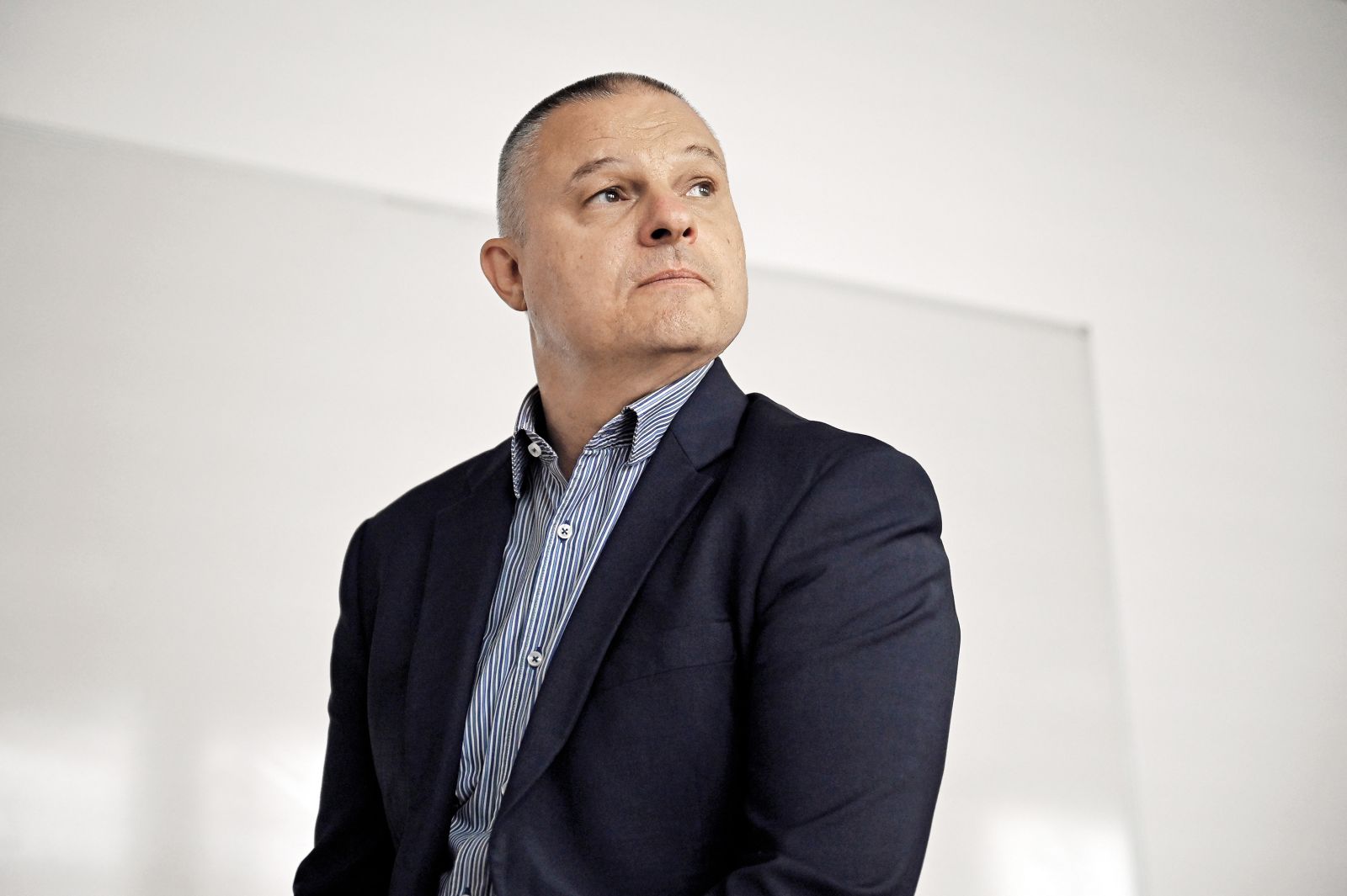 Predsednik vlade Robert Golob si je prizadeval, da Darko Muženič čim prej prevzame vodenje Nacionalnega preiskovalnega urada. To je organa, ki preiskuje tudi posle Gen-I.