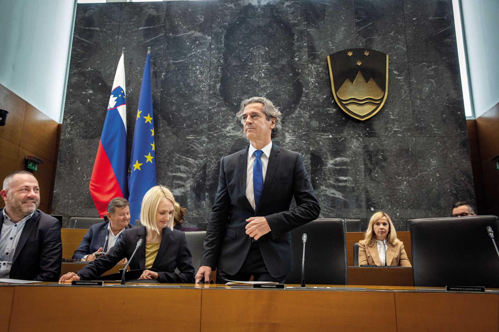 Predsednik vlade Robert Golob se v parlamentu poslavlja od notranje ministrice Tatjane Bobnar. Domnevno je šlo zgolj za res nepomemben, banalen nesporazum.