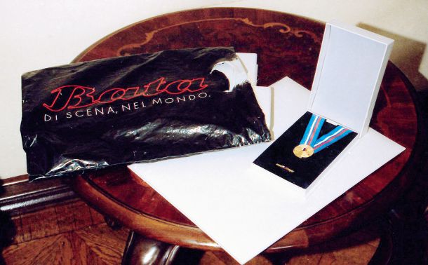 Legendarna Bata vrečka, v kateri so bila leta 1993 uradu predsednika republike, takrat je bil predsednik republike Milan Kučan, vrnjena odlikovanja. Fotografija je nastala junija 1993.