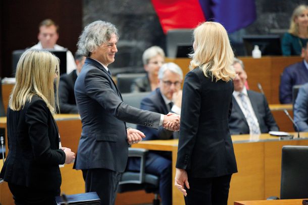 Čestitke premiera Roberta Goloba novoizvoljeni ministrici za notranje zadeve Tatjani Bobnar. 1. junij, državni zbor, Ljubljana 