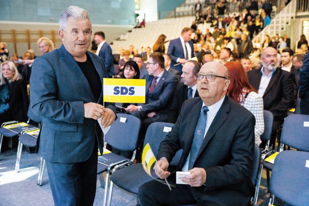 Andrej Vizjak in Vinko Gorenak na predvolilni konvenciji stranke SDS v Medvodah