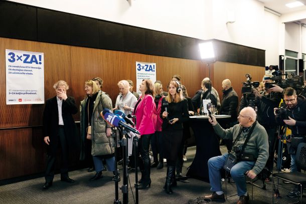 Robert Golob in Vesna Vuković, sicer piarovka stranke Svoboda, očitno pa najvplivnejša premierova svetovalka. Fotografija je bila posneta ob zmagoslavju na referendumih 27. novembra. 