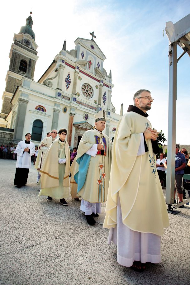 Bodo verske skupnosti po novem res plačevale nadomestilo za uporabo stavbnega zemljišča, na katerem stojijo verski objekti, denimo bazilika Marije Pomagaj na Brezjah?