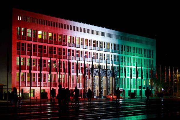 Slovenski parlament v barvah madžarske zastave