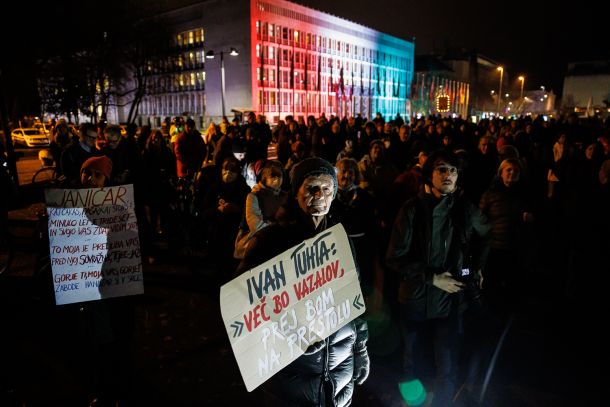 Protivladni protest na Trgu republike v Ljubljani