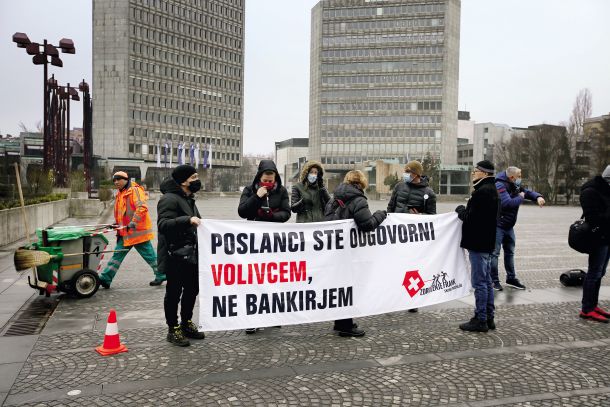 Protest združenja Frank je uspel: državni zbor je odločil, da morajo banke vrniti preveč zaračunane kredite