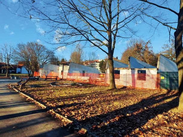 Sanitarije in poletna recepcija pri vhodu v kamp Term Lendava danes. Potem ko je morala Sava Terme Lendava prodati madžarskemu državnemu skladu, je ta leta 2018 obljubil pet milijonov investicij. A teh ni. Terme so danes zaprte, bazeni prazni.  