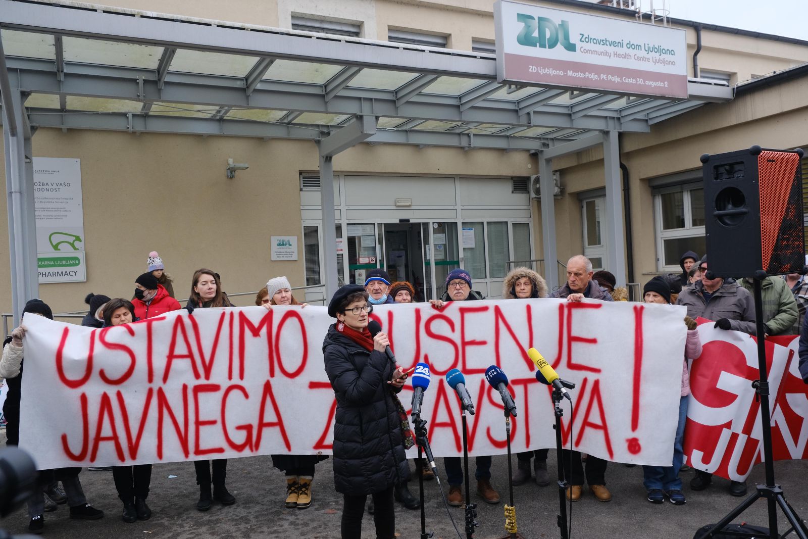 Protest pred zdravstvenim domom