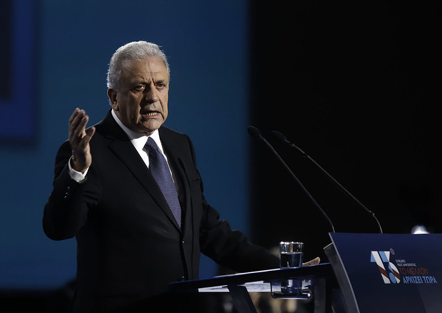 Nekdanji evropski komisar za migracije Dimitris Avramopulos je povedal, da je prejemal mesečno plačilo v višini 5000 evrov, to pa je bilo v skladu z grško zakonodajo prijavljeno in obdavčeno v Grčij