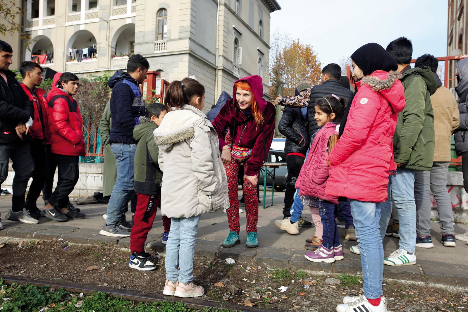 Pobudnica organizirane pomoči ljudem na poti Tinka Ines Kalajžić med pogovorom z otroki.