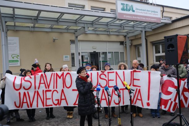 Protest pred zdravstvenim domom