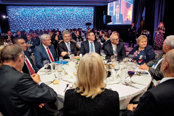 Fotografija gala večerje pomembnih ljudi