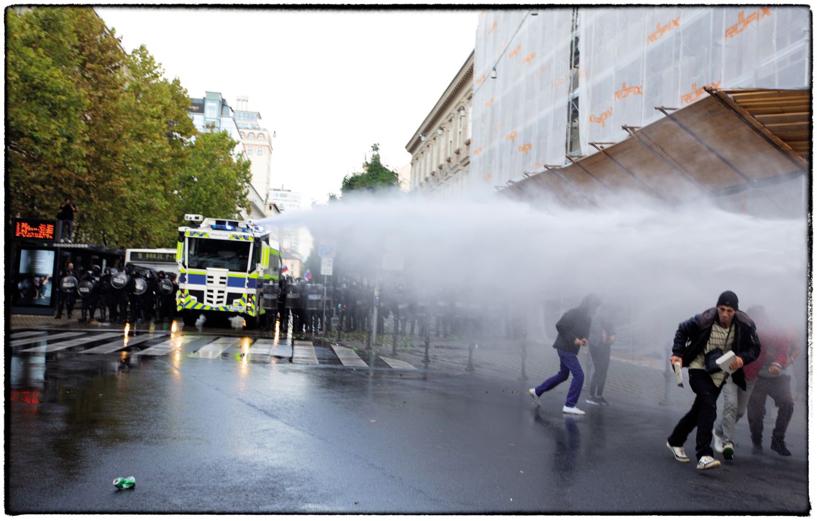 Oktobra lani je policija po nareku politike s solzivcem dobesedno polivala ljudi na ulicah. Leto dni kasneje teh prizorov resda ni več, policija pa se še vedno ukvarja s politiko.