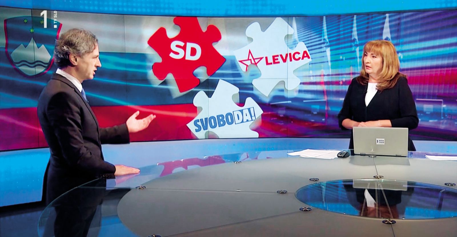 Predsednik vlade Robert Golob in voditeljica Tanja Starič v Odmevih