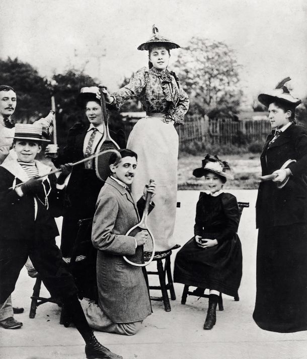 Pisatelj Marcel Proust (v sredini spodaj s teniškim loparjem v rokah) s prijatelji konec devetdesetih let 19. stoletja na teniškem igrišču v Neuillyju.