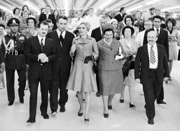Janez Zemljarič razkazuje novi klinični center ženi iranskega šaha Pahlavija in ženi jugoslovanskega predsednika Tita leta 1973. 