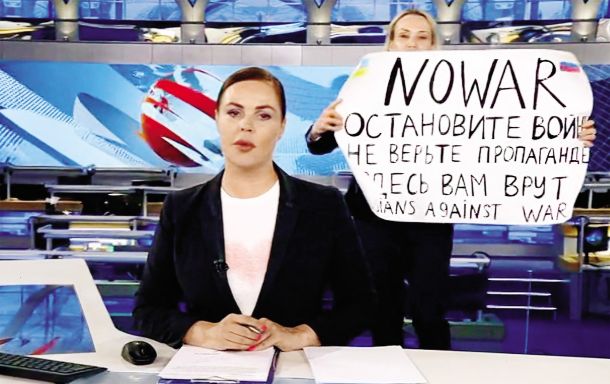 Protivojni protest urednice Marine Ovsjanikove na ruski nacionalni televiziji 