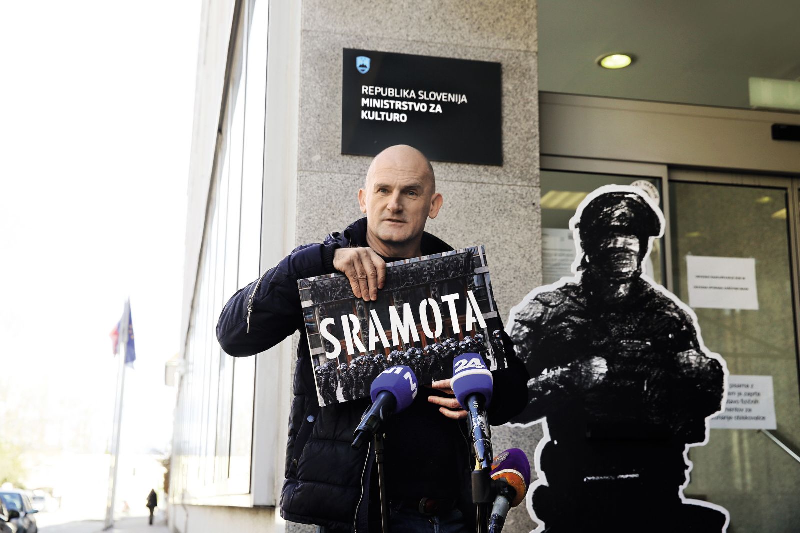 NON-GRUPA: Sramota; Peter Klepec predstavi fotografsko monografijo, pred ministrstvom za kulturo, LJ | Borut Krajnc
