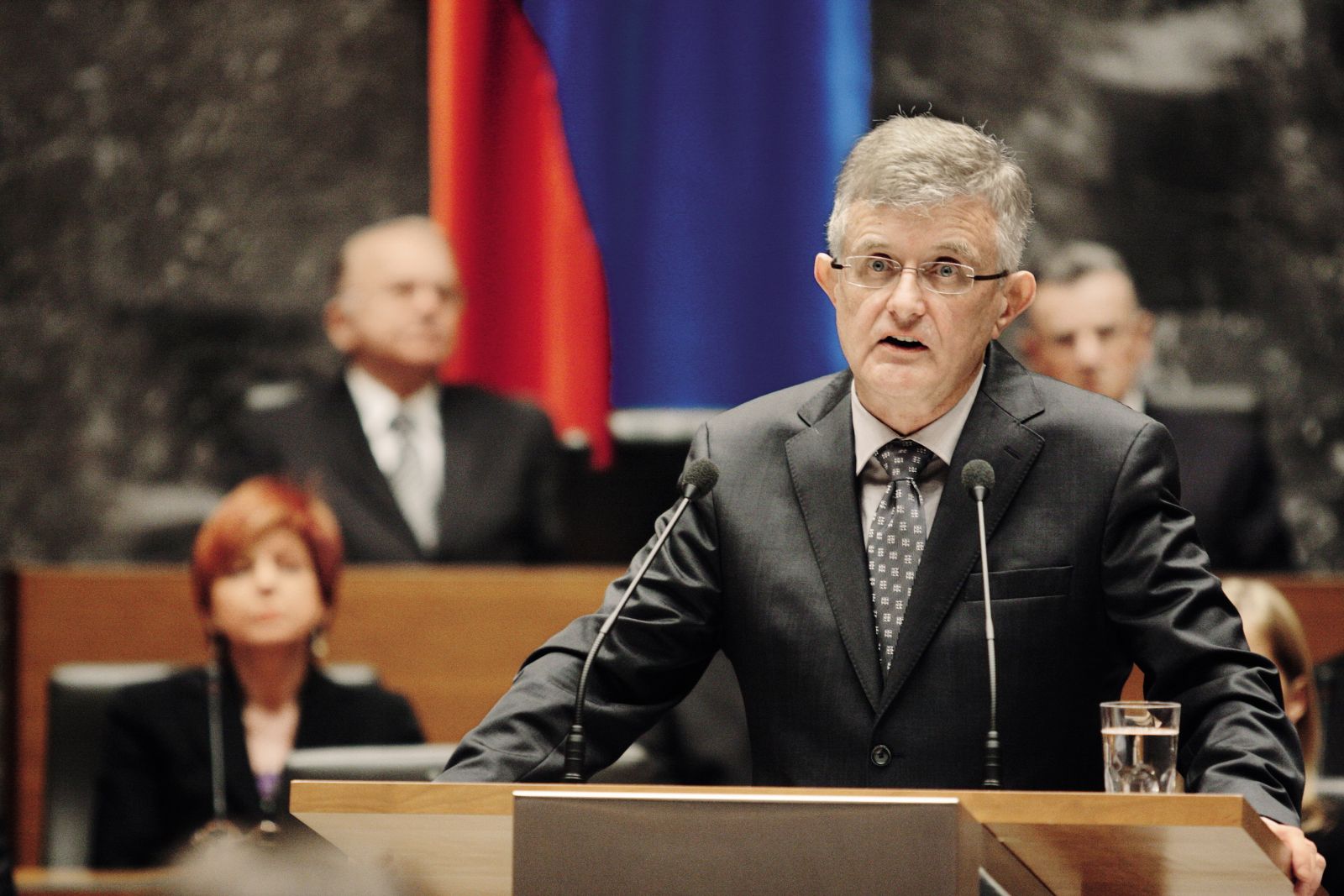 Pavel Gantar je vse, kar Anton Olaj ni. V socializmu je bil kot kolumnist Mladine, urednik Časopisa za kritiko znanosti in predsednik sveta ŠKUC eden najvidnejših borcev za svobodo izražanja – socialistični sistem mu je ni odvzel, izgubil jo je pod domnevno demokratično vlado.