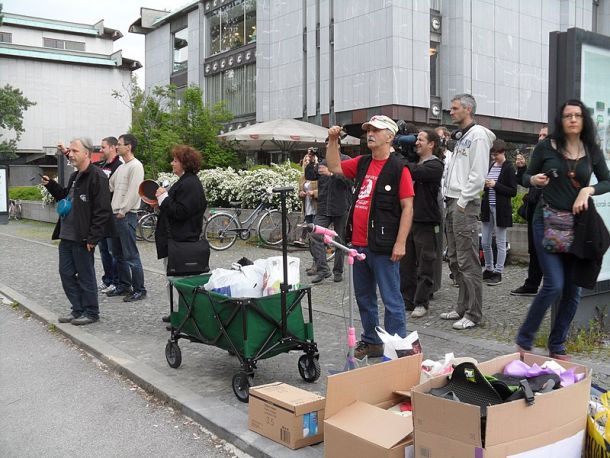 Čezvesoljska zombi cerkev blaženega zvonjenja