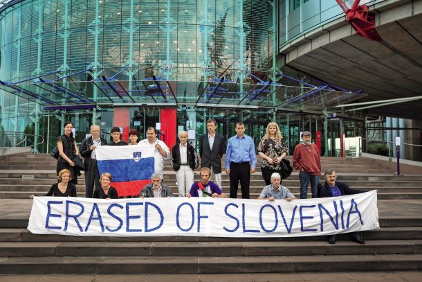 Izbrisani in njihovi pravni zastopniki pred stavbo Evropskega sodišča za človekove pravice v Strasbourgu leta 2011 /
