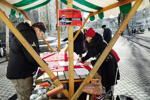 Uspešno zbiranje podpisov za referendum 