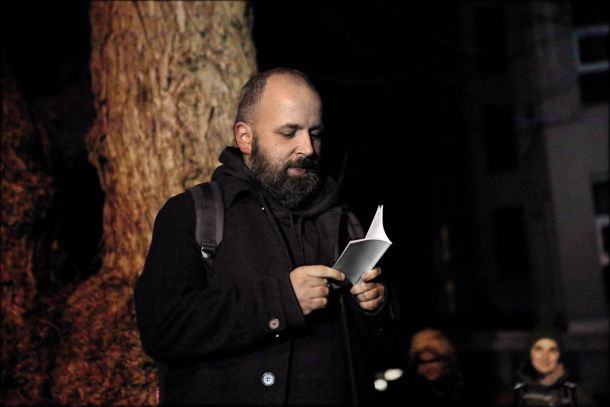 80. obletnica prvega oddajanja Radia Kričač, Praznovanje kulture ljubljanskega odpora, Savsko naselje, LJ / Dejan Koban bere poezijo