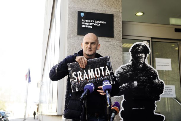 NON-GRUPA: Sramota; Peter Klepec predstavi fotografsko monografijo, pred ministrstvom za kulturo, LJ