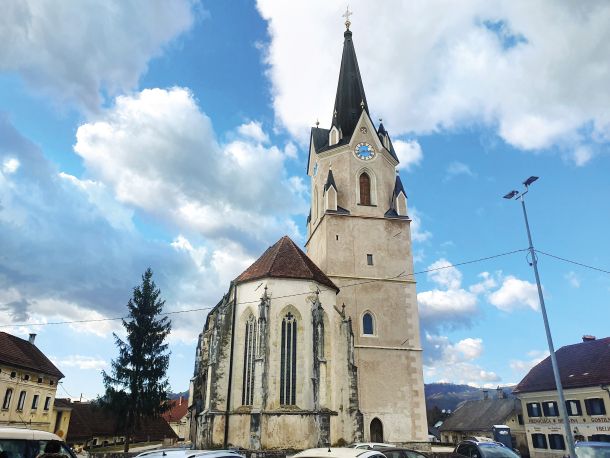 Cerkev in obnovljeni zvonik v Šentrupertu 