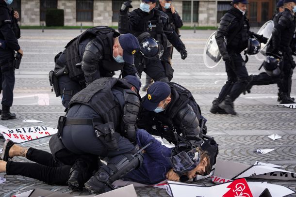 Fotografija Janeza Zalaznika, posneta na petkovem protivladnem protestu 12. junija 2020: represija nad nasprotniki preleta Natovih letal.