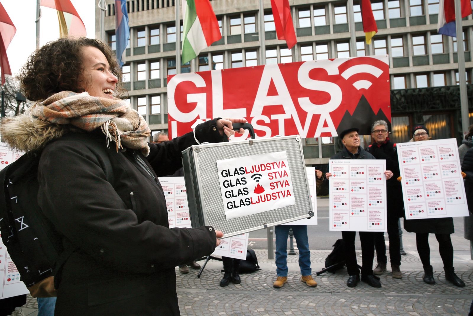 Iniciativa Glas ljudstva je strankam poslala zahteve ljudstva in jih pozvala, da se nanje odzovejo. Deset strank je svoje zaveze prineslo na Trg republike in jih predalo ljudstvu. | Borut Krajnc