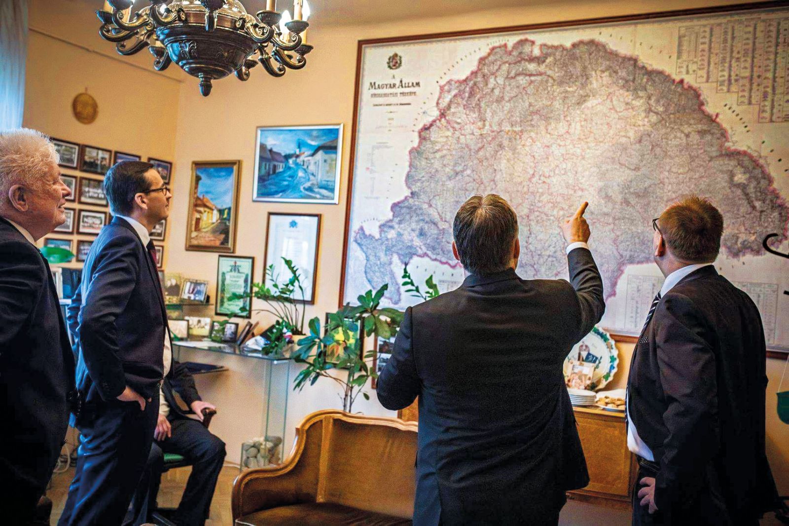 Tudi v Orbánovem kabinetu je najbolj opazna slika tista z zemljevidom Velike Madžarske