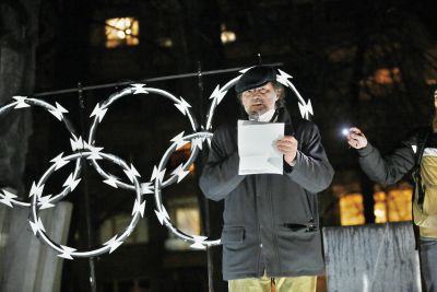 Boris A. Novak prebira svojo pesem na petkovem protestu 