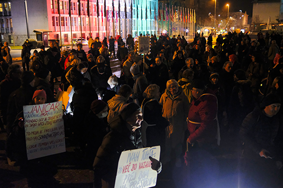 Petkov protivladni protest na Trgu republike v Ljubljani 