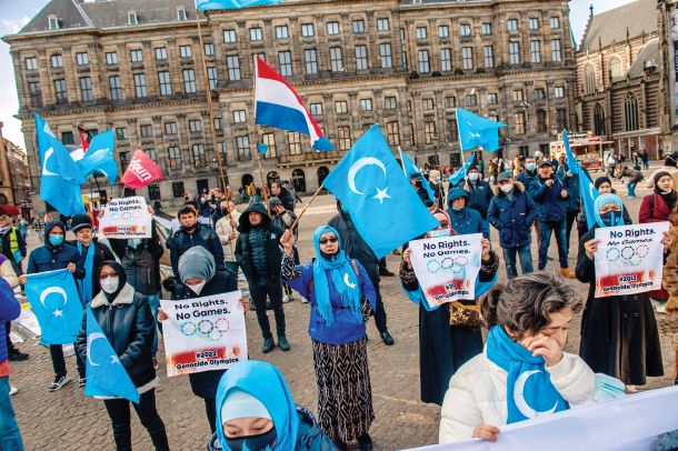 Osamljeni glasovi: pripadniki ujgurske skupnosti na Nizozemskem protestirajo proti olimpijskim igram v Pekingu. Amsterdam, 5. februar 