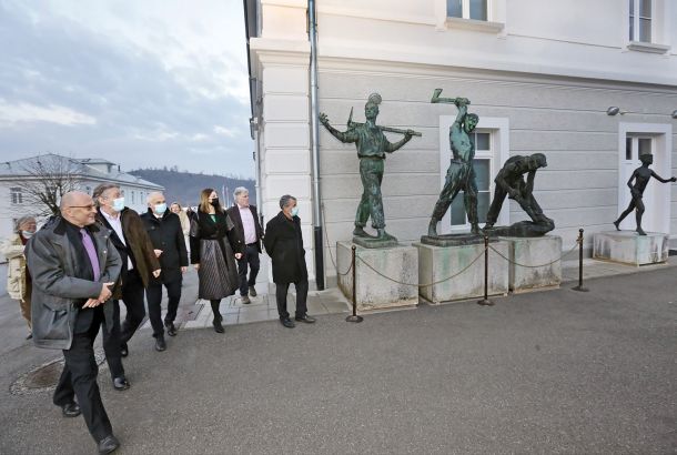 Zadovoljna ob pogledu na kipe: Jože Dežman, direktor Muzeja novejše zgodovine, in Vasko Simoniti, kulturni minister, ob obisku vojaškega muzeja v Pivki 