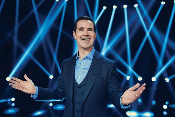 Komik Jimmy Carr je pet minut pred koncem svojega najnovejšega stand-upa napovedal vic, ki mu bo uničil kariero. Res je sprožil potres, poplavo, cunami.