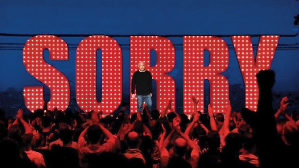 Stand-up Sorry (Oprostite), s katerim se je Louis CK vrnil, potem ko je bil skenslan.