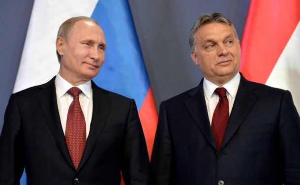 Ruski predsednik Vladimir Putin in madžarski premier Viktor Orban sta se leta 2015 še skupaj smehljala