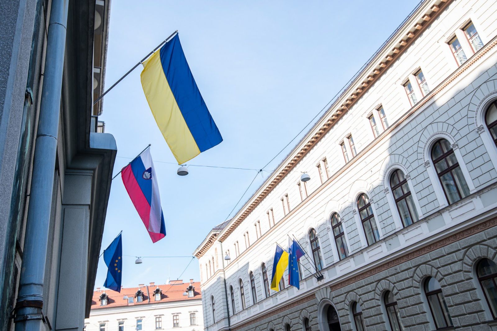 Janša na vladna poslopja izobesil ukrajinske zastave