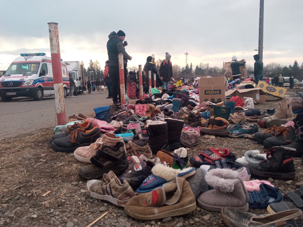 Raztreseni čevlji in druga topla oblačila, ki pričakajo begunce takoj pri izhodu na mejnem prehodu
