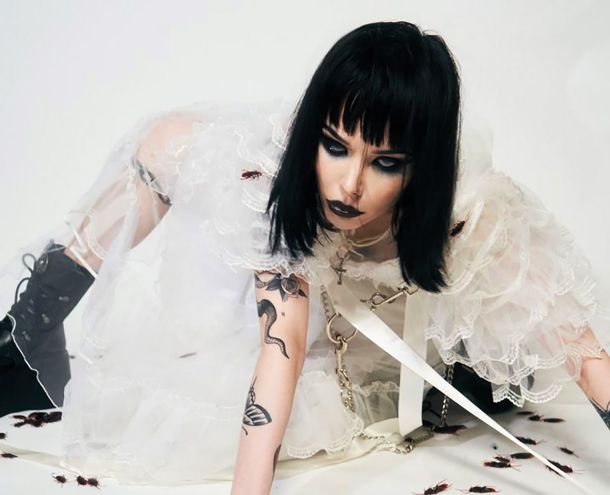 Prey//IV je presenetljivo medla in zadržana plošča, ki pozablja, da je surova punkovska energija tisto, kar je pri Alice Glass najbolj prepričljivo