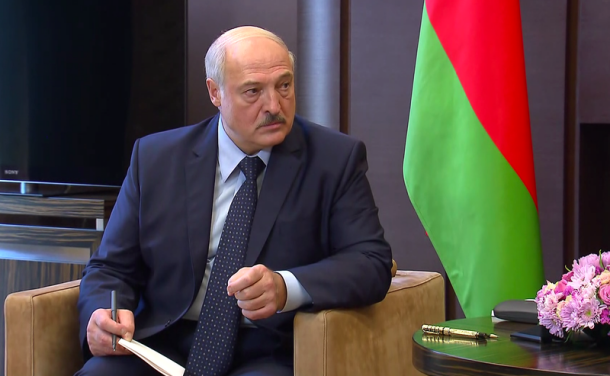 Beloruski predsednik Aleksander Lukašenko, trdni zaveznik Vladimirja Putina, je obljubil, da bodo ruska letala, helikopterji in rakete, nameščeni na njenem ozemlju, med prihodom, pogajanji in odhodom ukrajinske delegacije ostali na tleh.