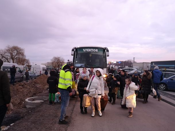 Begunke z otroki zapuščajo avtobus, ki jih je iz Ukrajine pripeljal na Poljsko