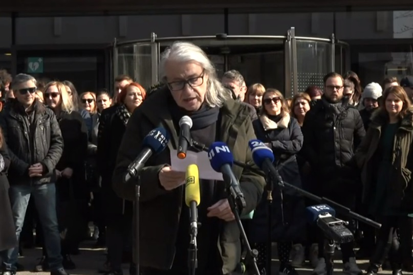 Marcel Štefančič, jr. pred stavbo RTV Slovenija o političnih pritiskih na javno televizijo