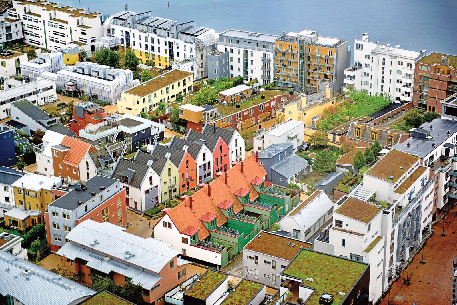 Območje gradbene razstave Bo01 je pisana, na videz kaotična zmes stavbnih tipologij, kjer višji in sklenjeni niz stavb na obodu ščiti notranjost pred vetrom z morja