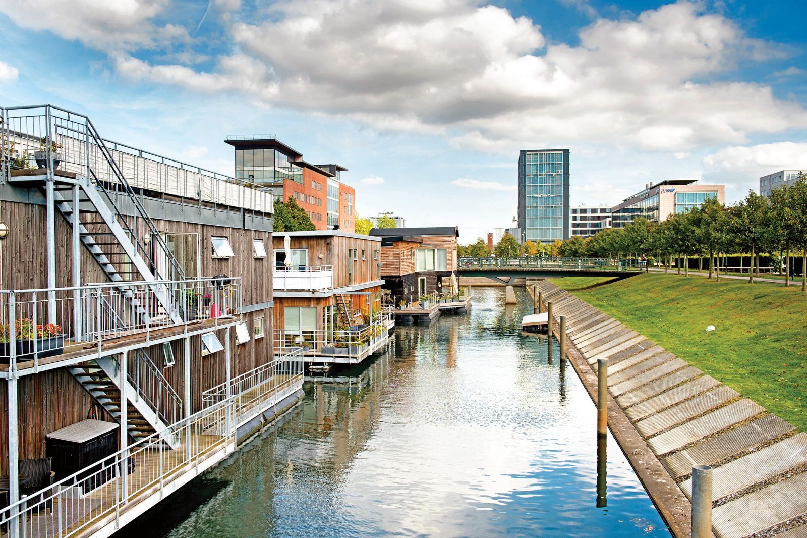 V naboru različnih bivalnih modelov se najdejo tudi hiše ob kanalih, ob katerih so sicer urejene sprehajalne poti