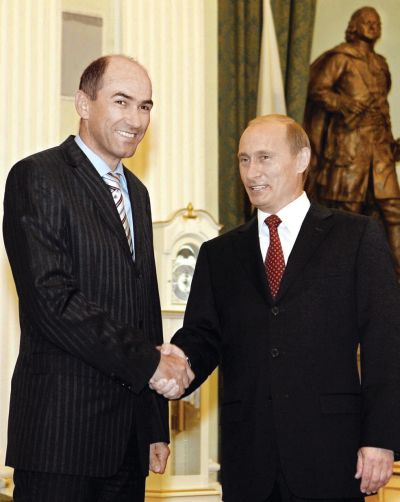 Janez in Vladimir še v času, ko je hčerka Janeza Janše dobila službo v firmi, ki naj bi umeščala v prostor plinovod, po katerem je stekel ruski plin za Slovenijo