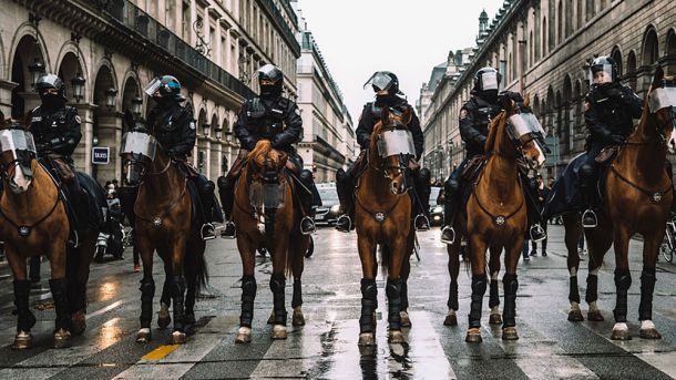 V tekmovalnem programu bo na ogled tudi film Država, ki se lepo vede, ki ga je David Dufresne začel snemati v času največjih protestov rumenih jopičev v Franciji,