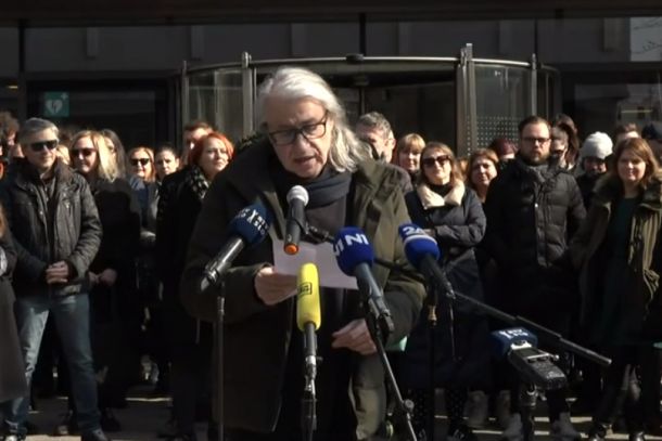 Marcel Štefančič, jr. pred stavbo RTV Slovenija o političnih pritiskih na javno televizijo